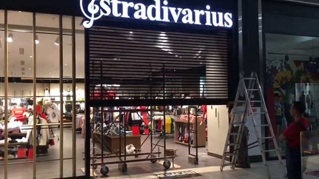 Перфорированные рольставни для магазина одежды "Stradivarius". смотреть онлайн