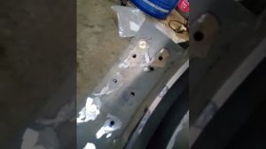 Клепаем накладки на тормозные колодки самодельным станком.