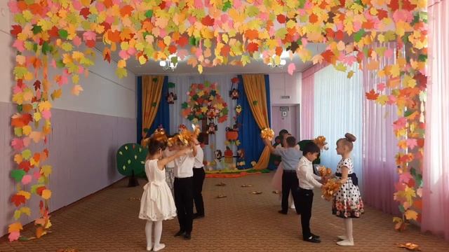 "Вальс с золотыми листочками" сл.и м. Л.Горцуева смотреть онлайн