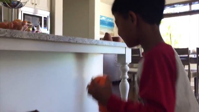 Ball Toss Game (Out of Cardboard!) - The Keoni Show Episode 3 смотреть онлайн
