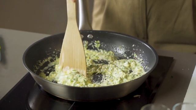 Пироги с брусникой и миндалем