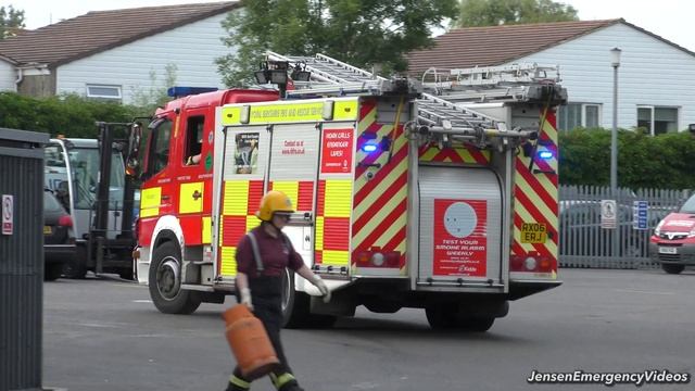 LOTS OF TWO TONES - Retro Fire Engines, Ambulances and Police Responding with Lights and Sirens смотреть онлайн