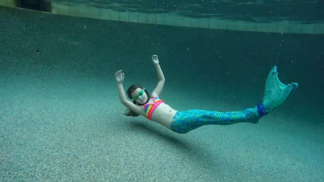 Mermaid Fight | Kung Fu Mermaids | Whitney and Blakely смотреть онлайн