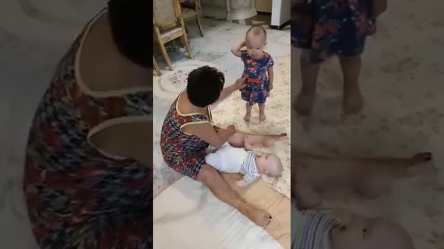 С бабушкой ругается