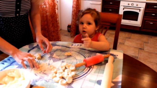 ДЕТСКИЕ РАЗВИВАЮЩИЕ ИГРЫ Кухня делаем вареники фигурки из теста смотреть онлайн