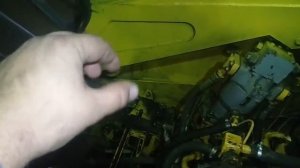 Поднятие кабины МКСМ 800Н. Течь масла из двигателя и гидравлики.