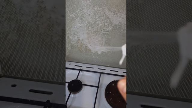 Отмоет любой ЖИР за 5 минут #лайфхак #советы #уборка  #полезныесоветы #жир #кухня #нагар #плита
