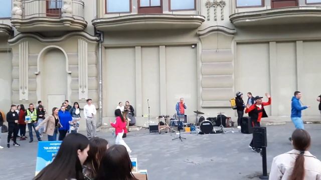 Одесса 5 минут назад. ТАНЦУЮТ ВСЕ! ДЕРИБАСОВСКАЯ! ЦЕНТР ГОРОДА! ОЧЕНЬ ГРОМКО! смотреть онлайн