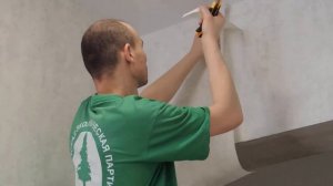 КАК КЛЕИТЬ И ПОДРЕЗАТЬ ОБОИ С НАТЯЖНЫМ ПОТОЛКОМ