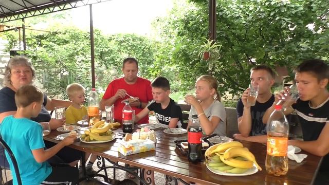 МУКБАНГ . Влад защитился на ПЯТЬ