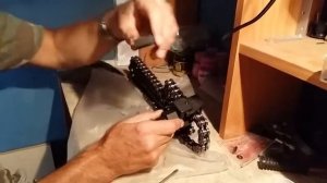 Используем специнструмент для заклепки/расклепки приводной цепи мотоцикла