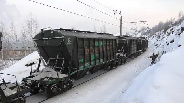 "Подмигнули прожектором". 2ЭС6-556 "Синара" с грузовым поездом смотреть онлайн