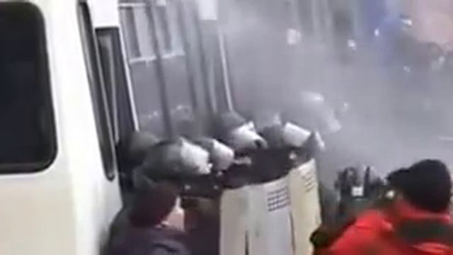 Майдан 'Беркут' не смог освободить здание мэрии в Киеве 11 декабря 2013 года смотреть онлайн