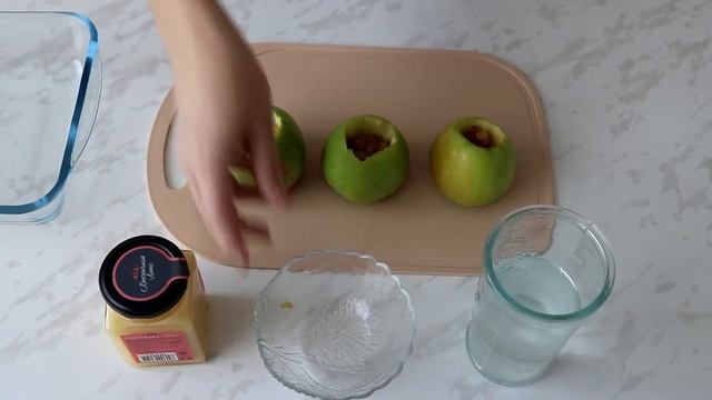Запеченные в духовке яблоки с изюмом и мёдом смотреть онлайн