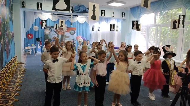 Танец -вход на выпускной утренник.