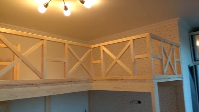 Второй ярус в детской комнате угловой формы и фигурным ограждением. Процесс изготовления смотреть онлайн