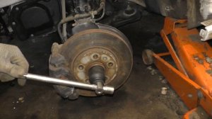 Как и чем открутить гайку ступицы на VW Polo Sedan и Skoda Rapid