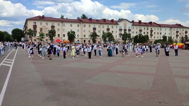 Выпускники Бобруйска-2023: флешмоб на площади Ленина. смотреть онлайн