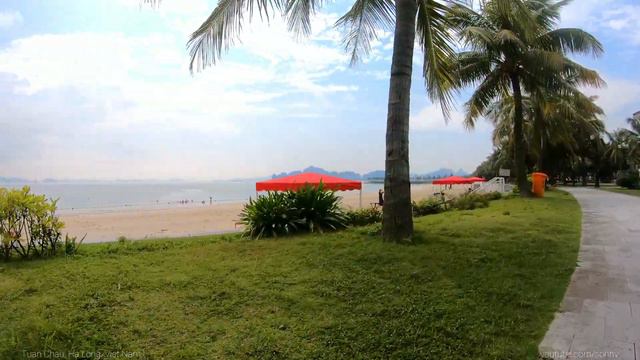 Walking Tuan Chau Beach - Beautiful Beach in the Middle of Ha Long Bay смотреть онлайн