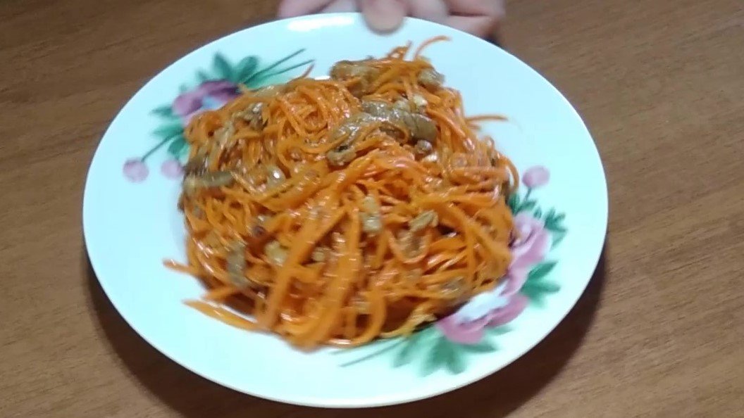 Салат из моркови с мясом.
