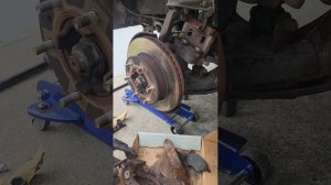 2010 Mazda Bt50 Front Brake Pads and Rotors replacement!