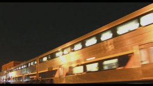 Видео быстрых двухэтажных поездов которые едут через город в США Америка