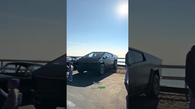 Долгожданный Tesla Cybertruck, курсирующий по оживленной улице