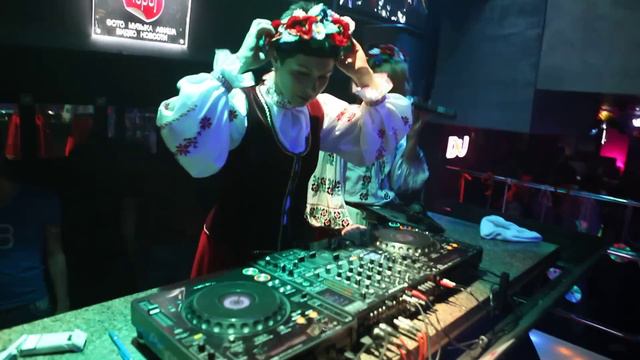 Crazy Girls - DMC Alena & DJ Natasha Rostova смотреть онлайн