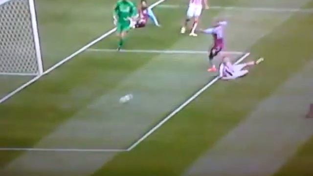 Agbonlahor open goal miss! смотреть онлайн