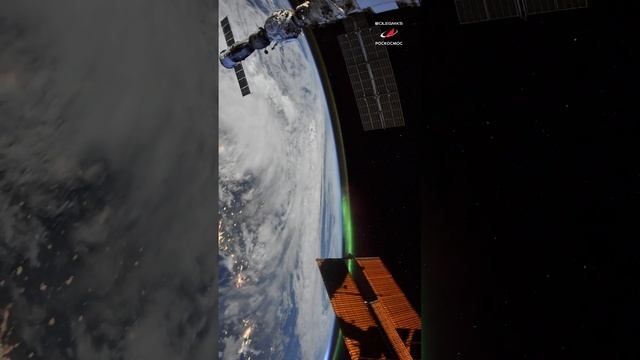 #ночь #звёзды #аврора #космос #Земля #горизонт #мкс #BlueDot #полярноесияние смотреть онлайн