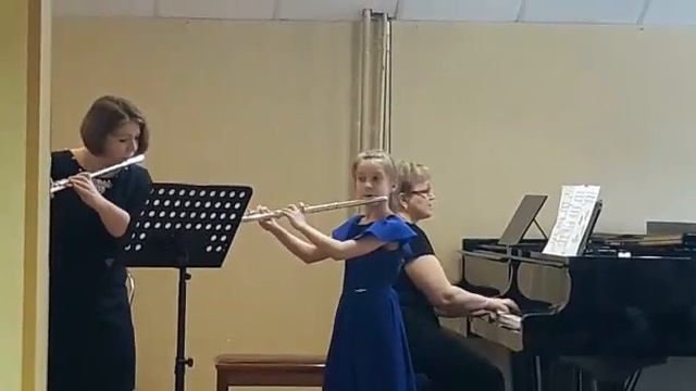 Дуэт флейт В.Карпенко "Мы шагаем в лето" исполняют Фомина Надежда и Старикова Ксения смотреть онлайн