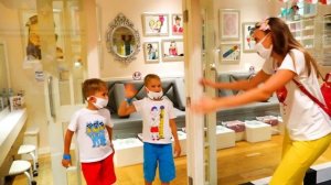 Влад и Никита играют и веселятся в Музее Иллюзий