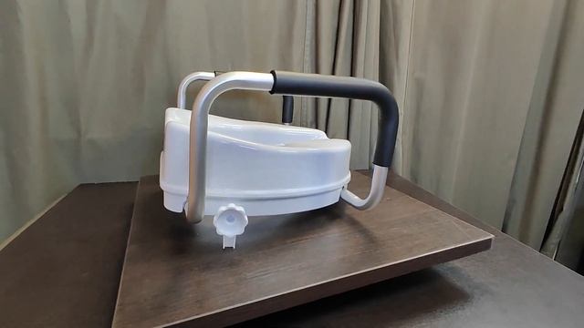 Насадка на унитаз с поручнями 10529