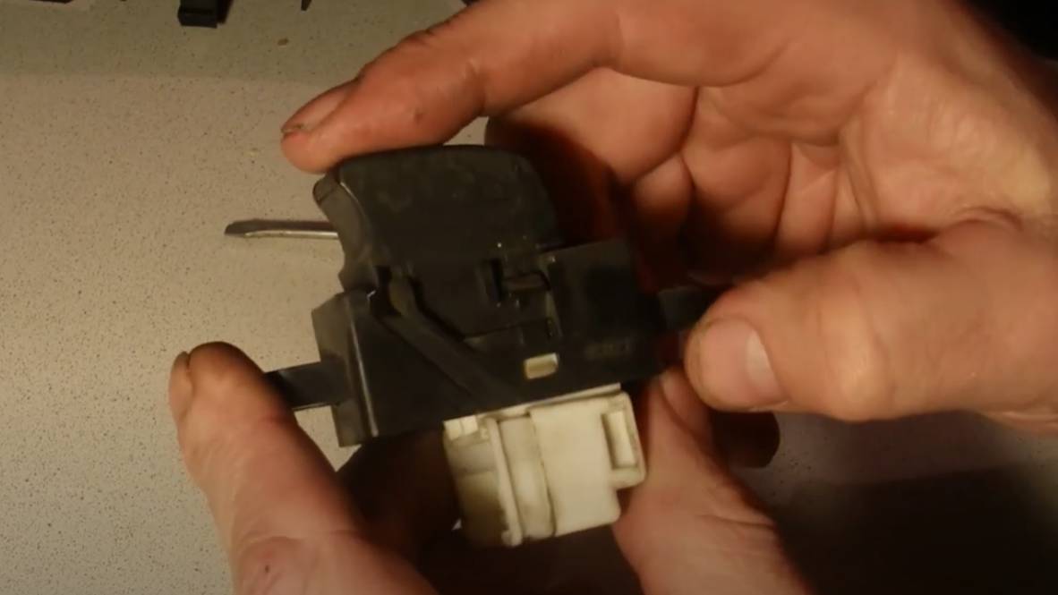 Ремонт кнопки стекло-подъемника  Ниссан Альмера N16