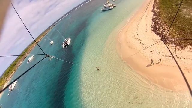 Petite Terre vue du ciel смотреть онлайн