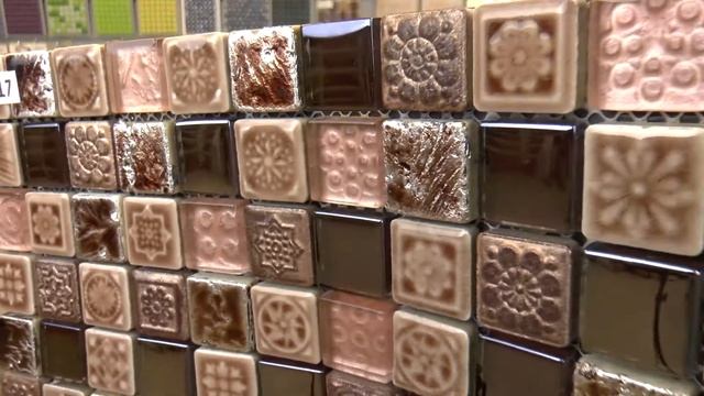 Коричневая мозаика из стекла, керамики и фольгированного травертина смотреть онлайн