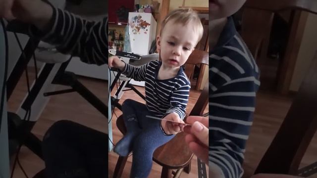 в 2.5 года знает все марки машин