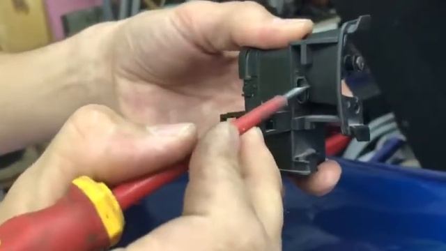 Вскрытие лючка бензобака Шкода Октавия А7 смотреть онлайн