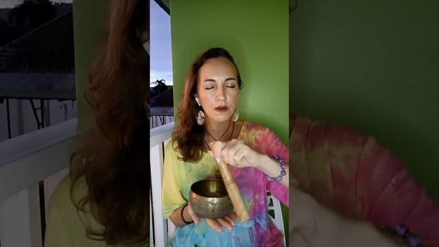Пение в потоке с поющей чашей на звук Ом. смотреть онлайн