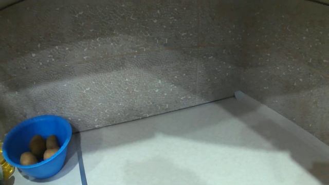 СОБИРАЮ ДО КОНЦА МЕБЕЛЬ НА КУХНЕ, КРАШУ БАТАРЕЮ БЕЛОЙ КРАСКОЙ ИЗ БАЛЛОНЧИКА. смотреть онлайн