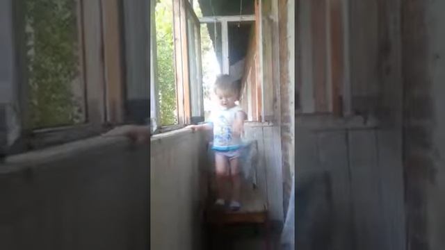 Прикольный малыш поет песенку)) смотреть онлайн