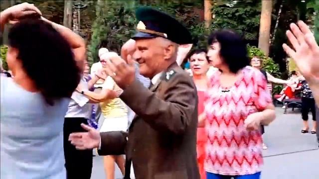 В ТЕХ ГЛАЗАХ ОСТАВИЛ Я ДУШИ СВОЕЙ ПОКОЙ!!!КРАСИВЫЕ ТАНЦЫ В ПАРКЕ ГОРЬКОГО. смотреть онлайн