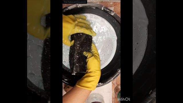 squeezing sponges 🧽 and playing with dried paste crumbles #asmrsounds смотреть онлайн