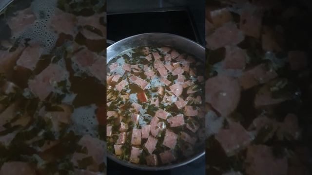 Суп с копчёной колбасой. Картофель ,вермишель, куриный бульон,зелень Рецепт из кулинарной книге ССС