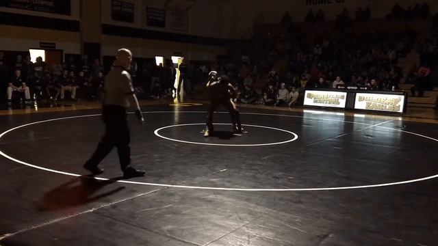 Central High School's Mahari Miller, Putnam's Damien Figueroa wrestle at 138 pounds смотреть онлайн