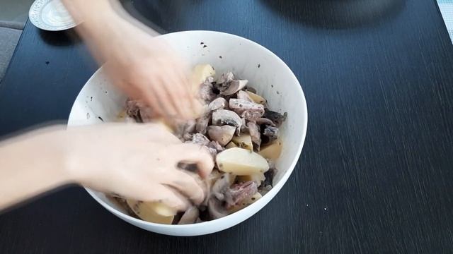 Нежнейшее мясо с грибами быстрого приготовления! Мясо с гримами под сливочным соусом и моцареллой. смотреть онлайн