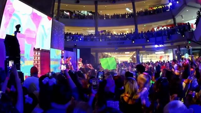 JoJo Siwa 'Hold The Drama' MOA Performance | Nick