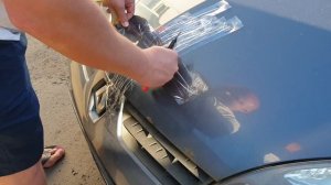 Как выпрямить вмятину на автомобиле при помощи скотча