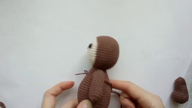 Нитяное крепление рук обезьянки