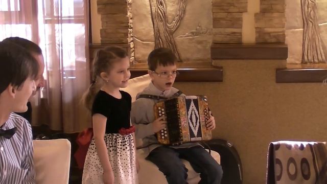 Мальчик играет на гармошке смотреть онлайн